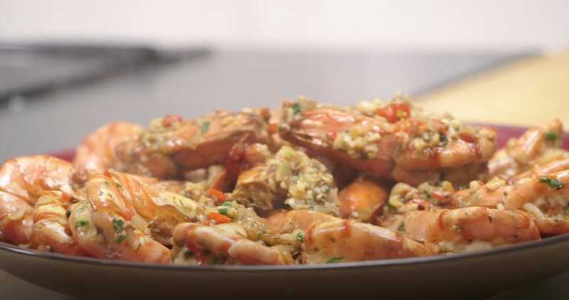 Comida de fígado de frango frito ou refogado de miudezas na mesa copie o  espaço