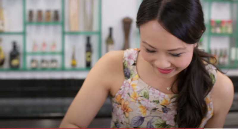 Comida de fígado de frango frito ou refogado de miudezas na mesa copie o  espaço