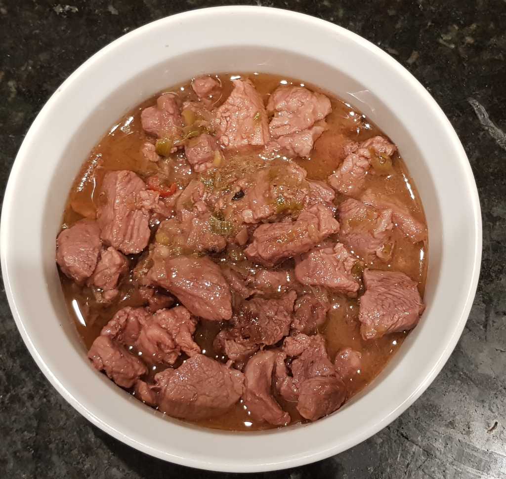 Comida de fígado de frango frito ou refogado de miudezas na mesa copie o  espaço